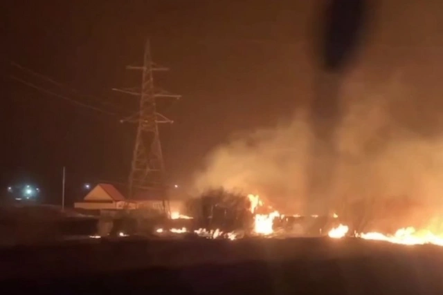 В российском регионе начались пожары из-за сильного ветра - ВИДЕО
